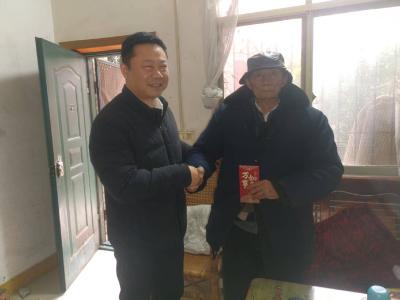 区市场监管局开展走访慰问活动