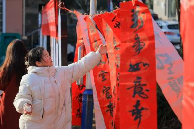【新春走基层】咸安：春联送上门 红火祝福暖透各行各业