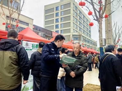 咸安：禁毒宣传走进望月街招聘会 筑牢就业防毒双防线