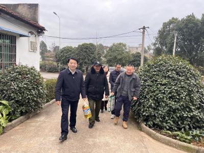 情系黄荆塘 帮扶暖民心——咸安区商务局开展春节走访慰问