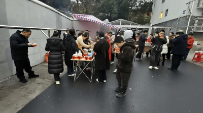 阳光社区：邻里共烹“团圆宴” 小桌拼出“暖心年”