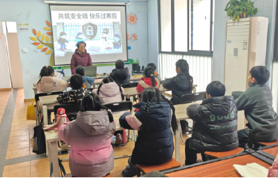 温泉街道：“五老”进社区 暖心护航青少年假期生活