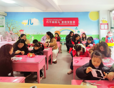 温泉街道桂花路社区：巧手编福马 童趣贺新春