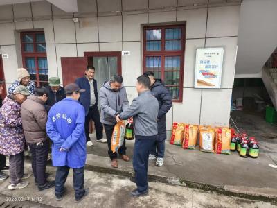 新春慰问暖一线 洁净家园迎佳节——高桥镇开展春节在岗环卫工人慰问活动