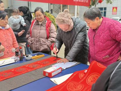 【新春走基层】咸安：墨香暖邻里 福气进万家