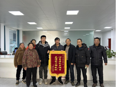 向阳湖镇平安小区双重焕新，居民锦旗致谢