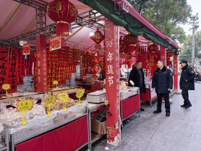 咸安城管设置18处春联临时疏导点 便民又添“年味儿”