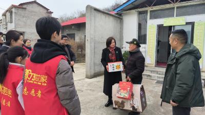 区供销社携手爱心企业走访慰问驻点村群众
