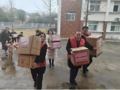 温泉街道学府社区：政企民携手送关爱 童心沐暖迎新春