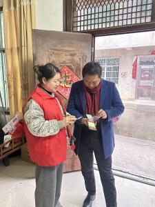 向阳湖镇：“桂乡管家”上门办 暖心服务送到家