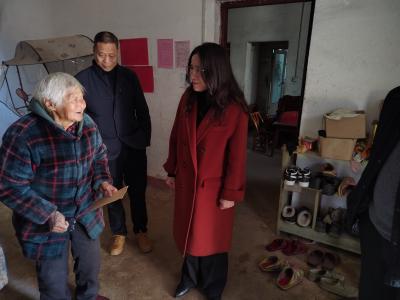 区医保局走访慰问石溪村困难群众