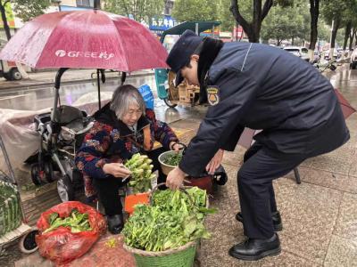 咸安城管：柔性执法暖民心，守护城市烟火气