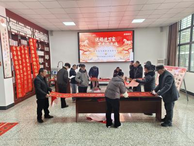 横沟桥镇栗林村：送福进万家 墨香添年味