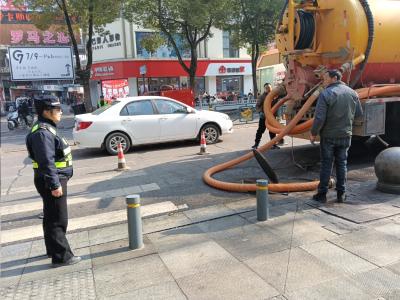 快速响应解民忧 协同联动保畅通 ——咸安城管积极协助处置购物公园外溢隐患