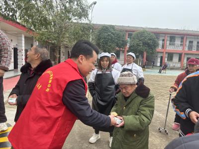 情暖福利院 新春送关怀