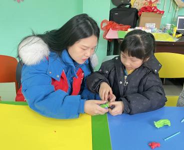 黏土捏出团圆宴 童心巧绘年夜饭