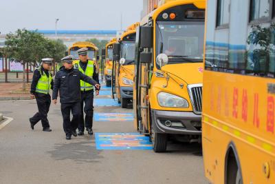 拧紧校车“安全阀”，咸安交警为校车开展春季“大体检”