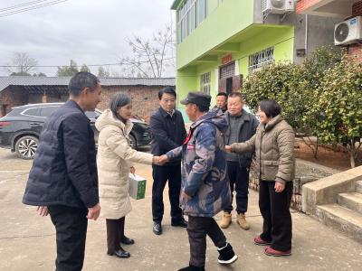 咸安区商务局：情系黄荆塘 帮扶暖民心