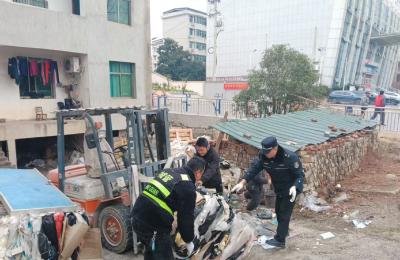 咸安城管：柔性执法解难题 洁净市容迎新春