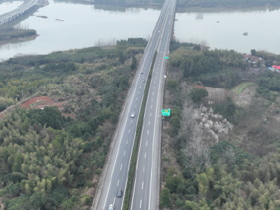向阳湖镇开展京珠高速沿线巡查整治专项行动