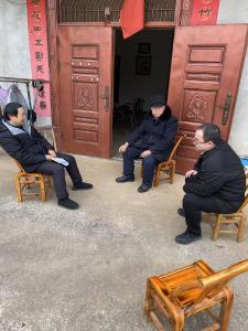 情系军转暖桑榆 粮安初心薪火传—— 咸安区发改局实地慰问粮食系统退休军转干部