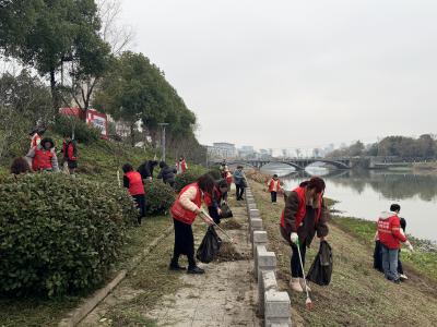 十六潭社区联合多方开展清河护岸活动
