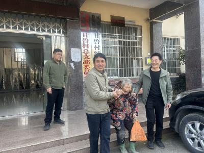 暖心！八旬老人迷途公路 村干部护送平安归家