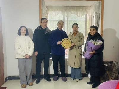 光荣牌闪耀文明家庭  好家风照亮文明城