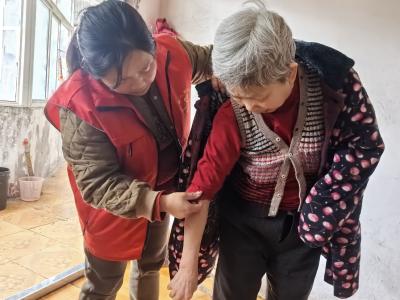 三月春风学雷锋 桂乡管家暖民心——咸安区南大街社区开展关爱独居老人与清洁家园志愿服务