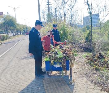 咸安城管：温情服务润民心 分类引导促文明