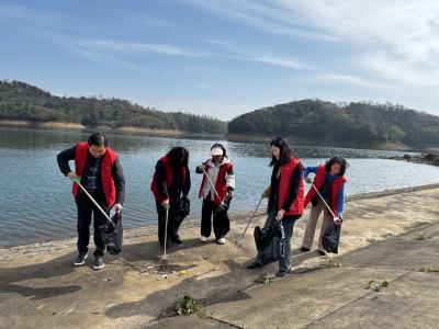 区交通运输局：践行雷锋精神 守护碧水清流