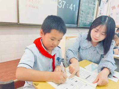 基层人物 | 胡燕：扎根教坛十三载 以爱为笔写初心