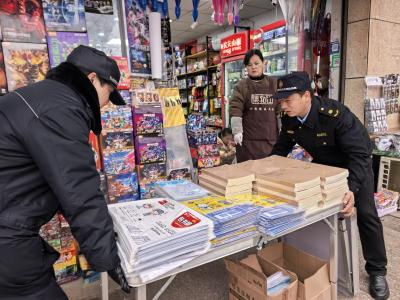 咸安城管全力整治校园周边环境，护航开学季焕新颜