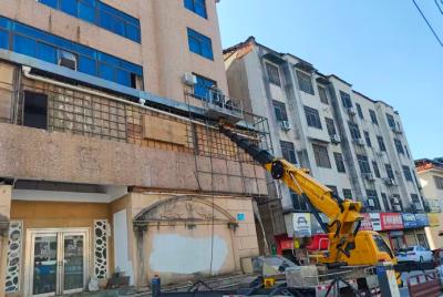 区城管执法局拆除大型隐患广告牌 筑牢城市安全防线