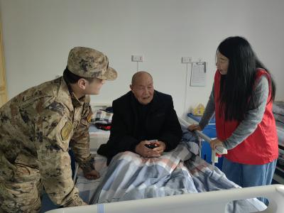 麻塘社区：弘扬雷锋精神 志愿情暖夕阳