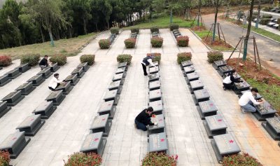 咸安：青年画家自发为烈士墓碑描金迎清明