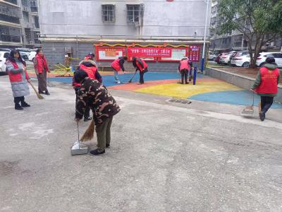 横沟桥镇利民社区开展“学雷锋清洁家园”志愿服务活动