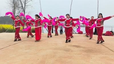 向阳湖镇群众组建锣鼓队 为咸宁马拉松擂鼓助威