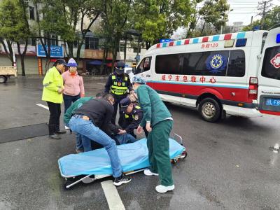 雨天市民骑车摔伤 咸安城管暖心救助