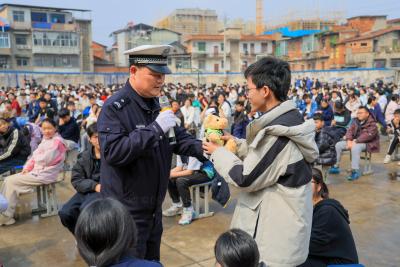 交通安全进校园 护航学子平安行