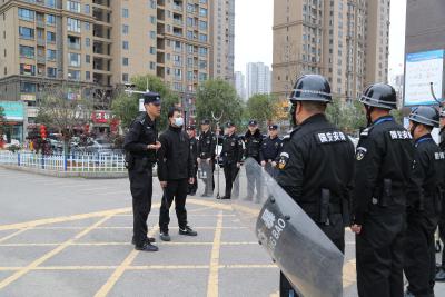 咸宁高新实验外国语学校开展反恐防暴应急演练