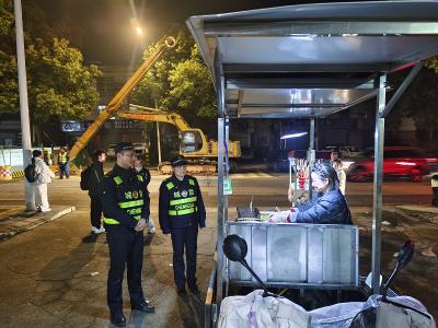 春风护学岗 城管显担当 咸安城管持续开展校园周边环境综合整治