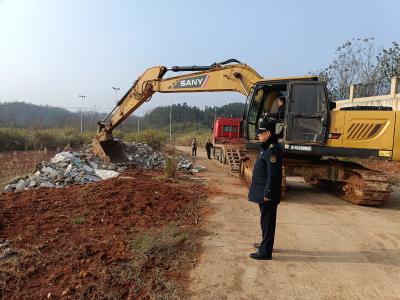 咸安城管:集中整治建筑垃圾乱象 高效清理恒大养生谷堆放垃圾