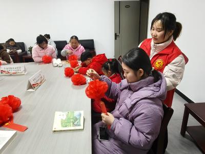 横沟桥镇杨畈村农家书屋：读诗词做灯笼 书香里闹元宵