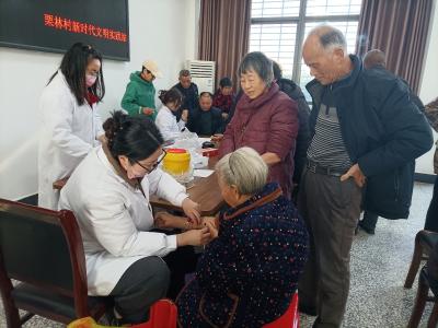 横沟桥镇栗林村：健康服务零距离 爱心义诊暖民心