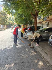 践行雷锋精神 整治小区环境