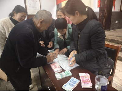 桂花镇明星村：春风添暖意 分红乐开怀 