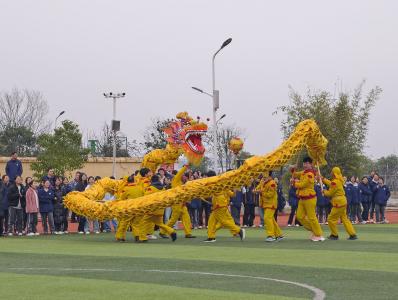 锣鼓喧天龙腾跃，师生同乐庆元宵