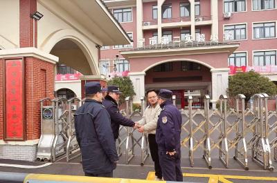 咸安城管全力整治校园周边环境，护航开学季焕新颜