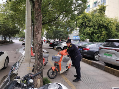 徒步巡查守秩序 精准治理优市容——咸安城管扎实开展节后市容环境整治